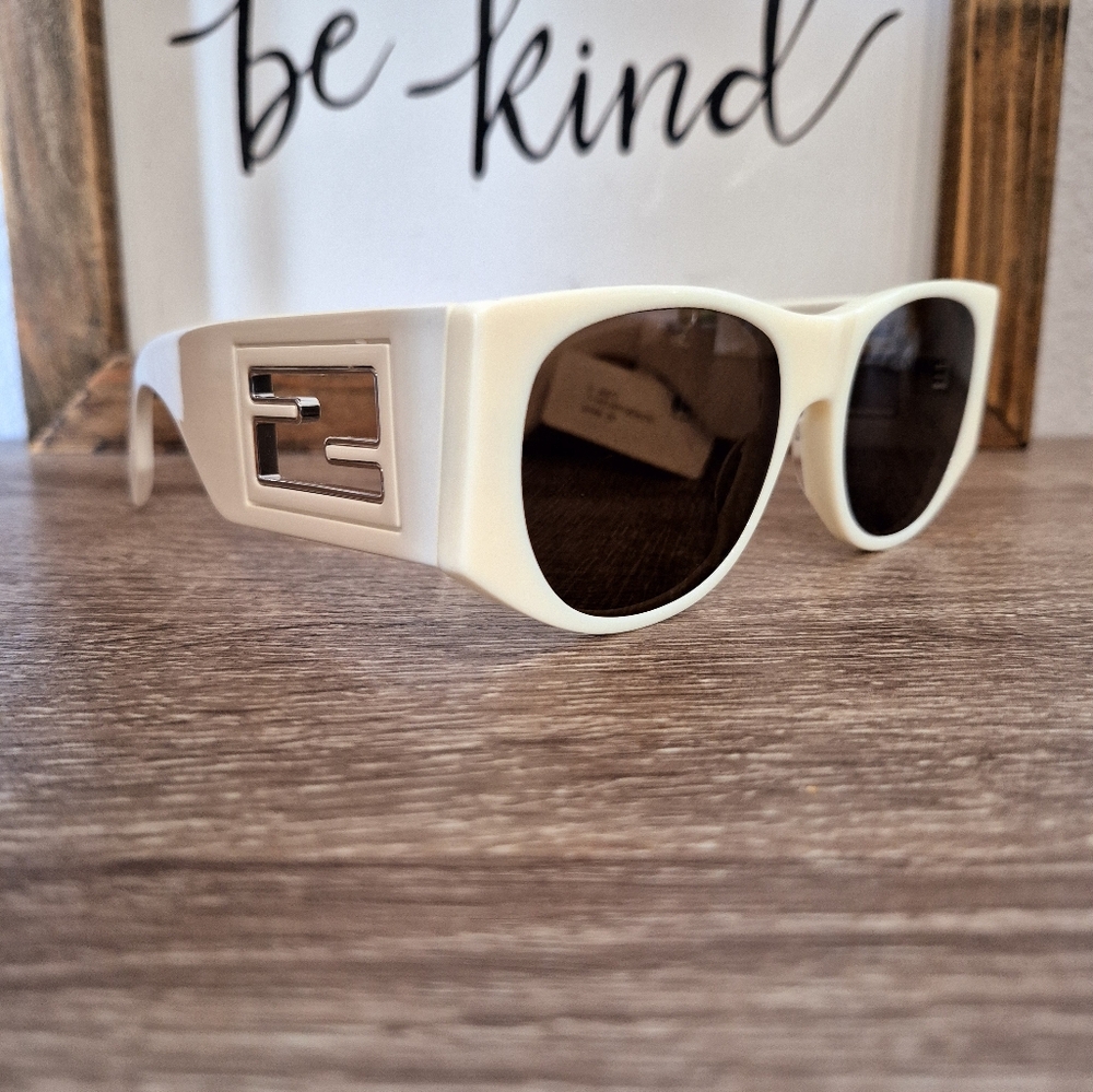 FENDI Sunglasses, FE40109I,  54-18 145, AUTHENTIC - Picture 4 of 9